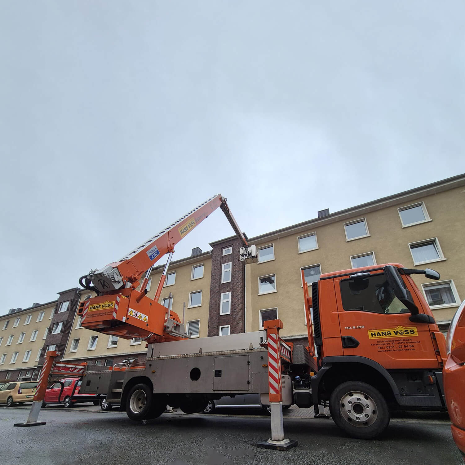 Autokran im Einsatz auf einer Baustelle