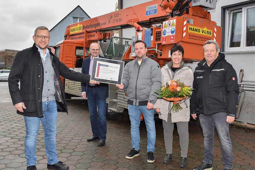 Übergabe der Ehrenurkunde an den Dachdeckerbetrieb Hans Voss